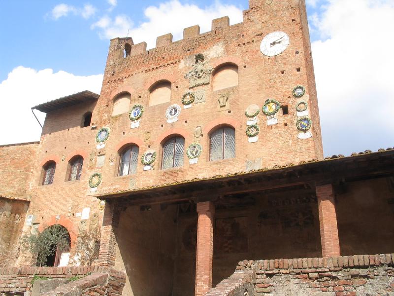 Palazzo Pretorio con gli stemmi